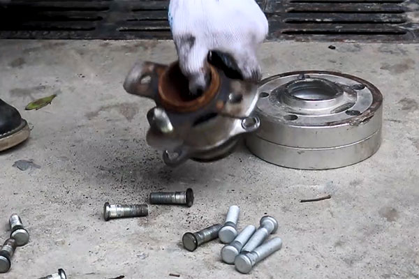 Installation of spline screw